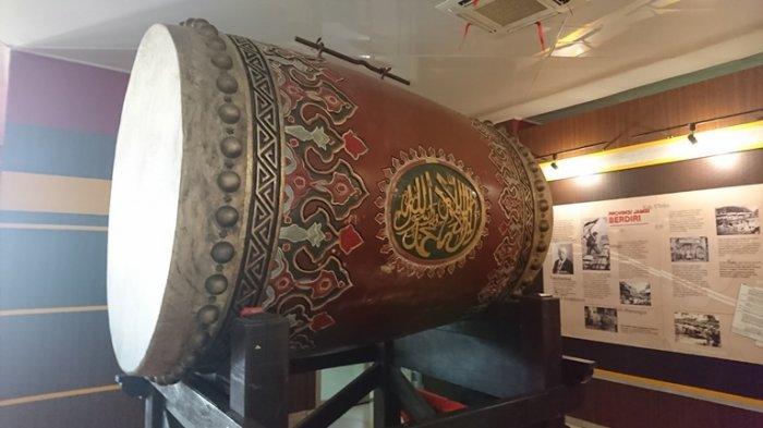 Beduk pemberian mantan Presiden RI Soeharto saat peresmian Museum Siginjai 1997