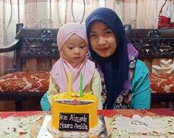 Fitri Harianti bersama si Kecil Aisyah Naura Arsila.