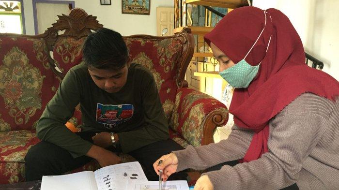 Haniva Pratami Nurapriliani melakukan home visit ke rumah siswa tunagrahita kelas 9 SLB Sri Soedewi.