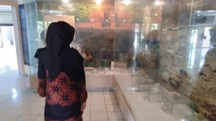 Pengunjung melihat koleksi di Museum Siginjai Jambi