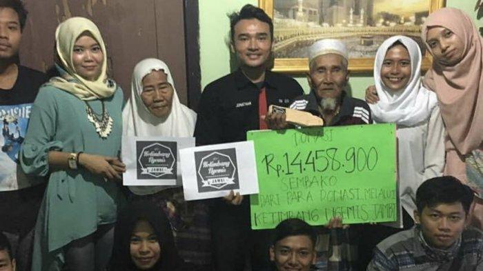 Anggota komunitas Ketimbang Ngemis Jambi saat memberikan donasi dari masyarakat kepada sosok mulia di Kota Jambi.