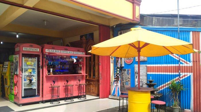 Selain perabot berbahan kayu jati, sejumlah pernak-pernik barang vintage juga menjadi koleksi di Toko Furniture Surtiwi Pendawa Jati & Art Gallery Jambi.