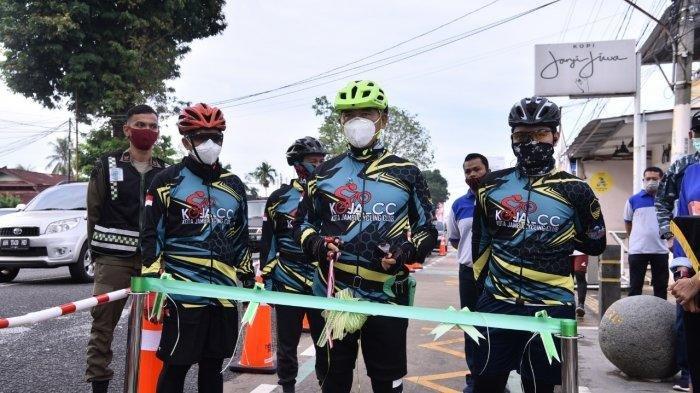 Wali Kota Jambi Dr H Syarif Fasha, ME resmikan penggunaan jalur khusus sepeda Kota Jambi yang berlokasi di sepanjang Jalan Soemantri Brojonegoro, Kosera, Kota Jambi