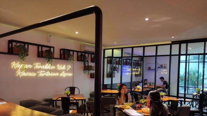 Kedai yang berlokasi di Jalan Arjuna Raya Nomor 187 Semarang Tengah Kota Semarang menyuguhkan ragam mix minuman berbahan kopi pilihan Nusantara.