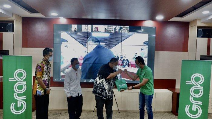 Grab dukung Pemerintah Kota Semarang tingkatkan budaya membaca dengan menghadirkan layanan GrabExpress, masyarakat dapat meminjam buku dari rumah.