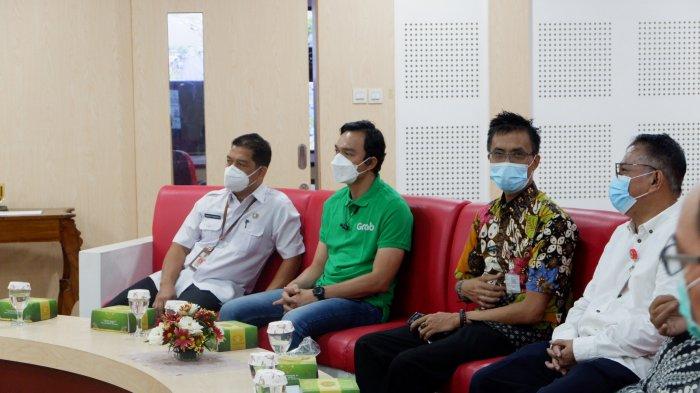 Grab dukung Pemerintah Kota Semarang tingkatkan budaya membaca dengan menghadirkan layanan GrabExpress, masyarakat dapat meminjam buku dari rumah.