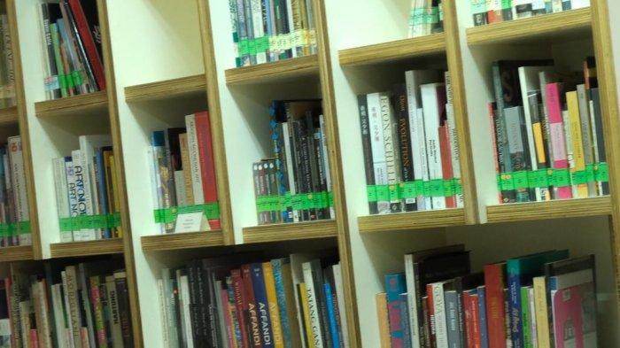 Kementerian Pariwisata dan Ekonomi Kreatif menerbitkan buku berisi 100 karya pemenang 'Nulis dari Rumah', yang terdiri dari 50 esai dan 50 cerpen.