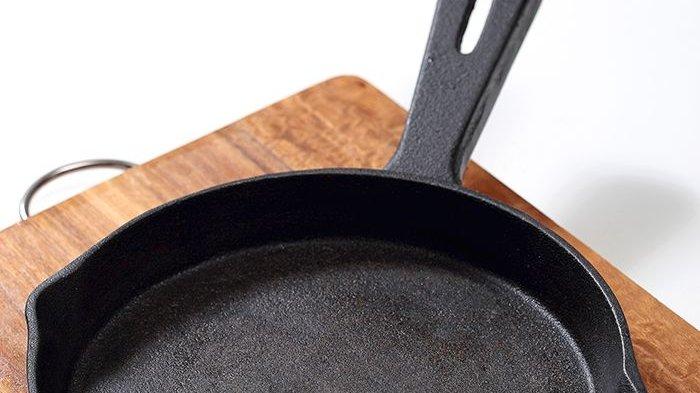 Ternyata bisa membuat pizza gunakan teflon dengan bahan yang mudah diperoleh di pasar swalayan. Sebelum membuat pizza teflon, perhatikan hal berikut: