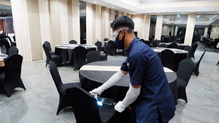 Pada masa pandemi virus corona saat ini, menjaga kebersihan barang-barang di sekitar kita selalu menggunakan desinfektan agar terhindar dari virus.