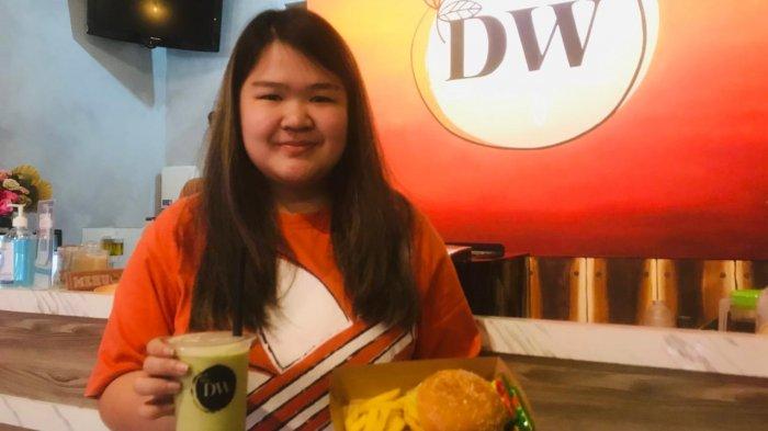 Steffanie GH, Owner Cafe DW Kenjeran. Tempat nongkrong di Surabaya