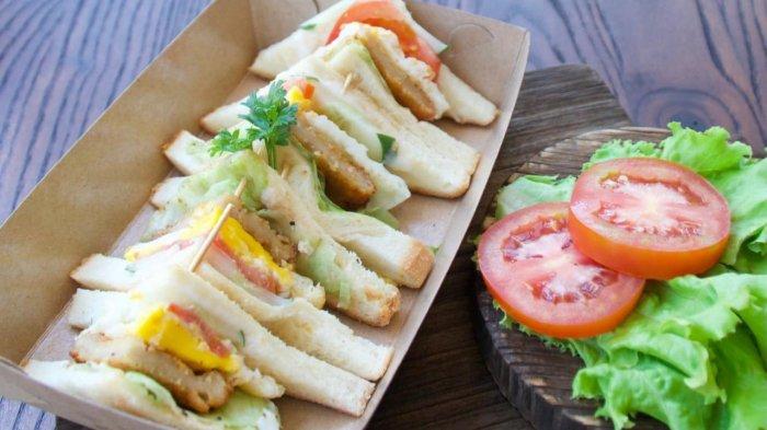 Chicken Sanwich sajian menu di Cafe DW, Tempat nongkrong di Kenjeran