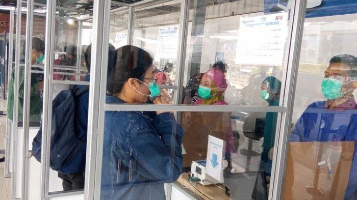 Salah satu penumpang kereta api Stasiun Tugu Yogyakarta melakukan test GeNose C19
