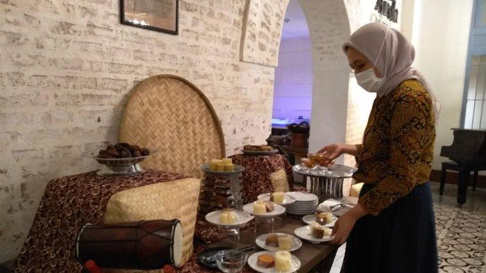 Pengunjung memilih menu berbuka di Kampoeng Ramadan Kokoon Hotel Surabaya