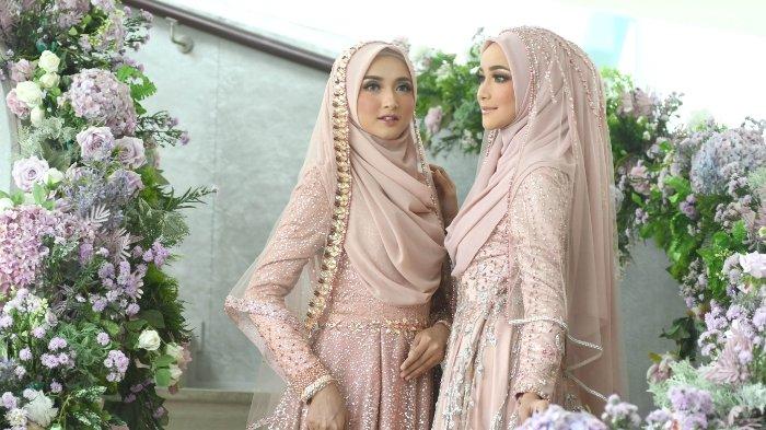 SAHAJA SERIES - Model berpose dengan busana bertema Sajaha dari Laksmi Muslimah, Selasa (19/1). Busana sahaja series dibuat dengan konsep sederhana, simpel namun tidak menghilangkan esensi dari bersinarnya pengantin.