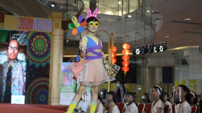 BUSANA INSPIRASI - 13 Karya desainer tampil bersama disela Pemilihan Putra Putri Pariwisata hari pertama di Grand City Mall Surabaya, Sabtu (20/2/2021). Pamer busana bertema