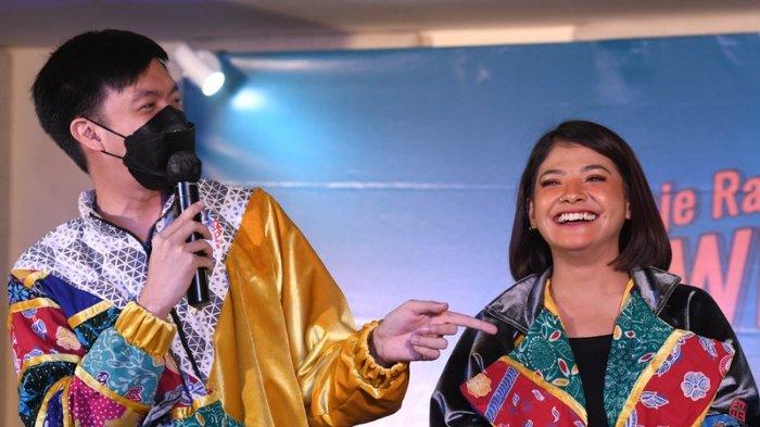 Sara Fajira dan DJ Eddi Tripleks saat menghadiri acara HUT Jeje Radio di Quest Hotel Darmo Surabaya
