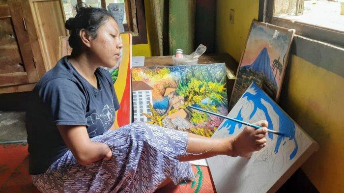 Saat lelah melukis dengan tangan, Puji melukis menggunakan kakinya.
