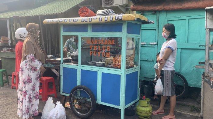 Gerobak biru tempat Jumirah dan suaminya berjualan martabak.