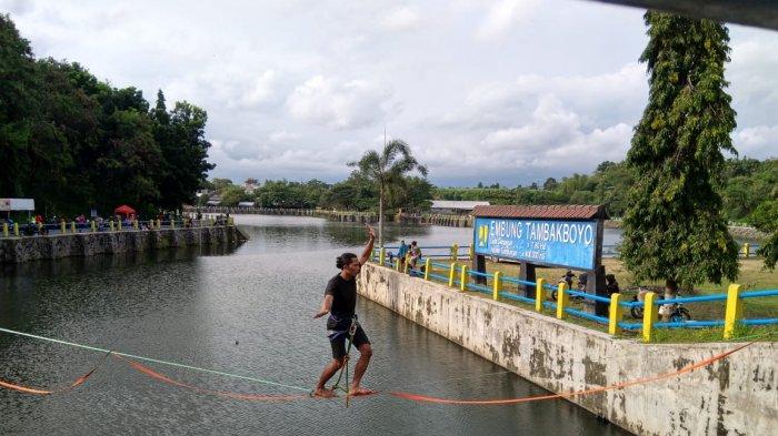Menantang adrenalin dengan meniti tali dalam olahraga waterline.