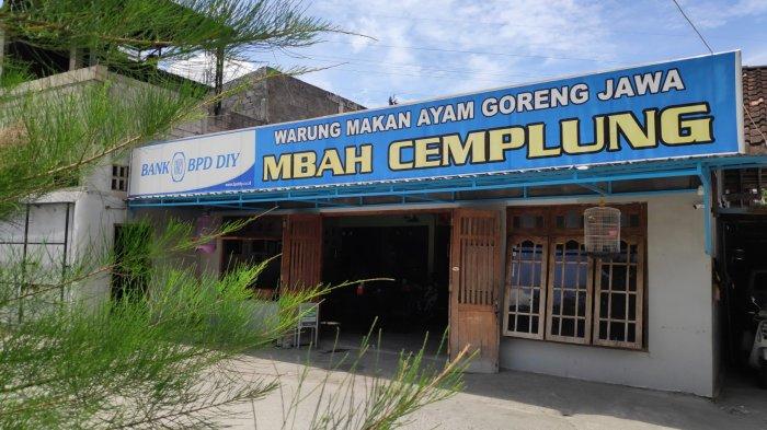 Ayam Goreng Mbah Cemplung berada di Sendang Semanggi, Sembungan, Desa Bangunjiwo, Kasihan Bantul.