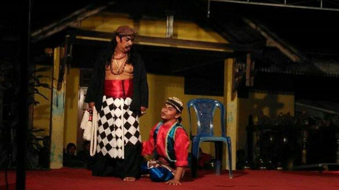 Penampilan kesenian tradisional di desa wisata Pajangan.