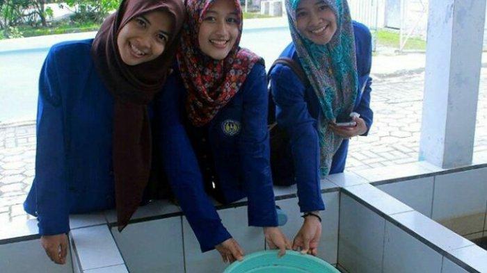 Mahasiswi saat mengunjungi Desa wisata Bokesan.