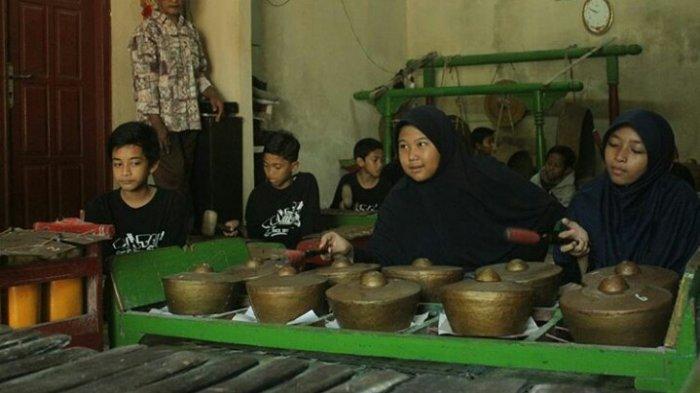Para siswa yang berkunjung ke Desa Wisata Gabugan Sleman memainkan alat musik tradisional.