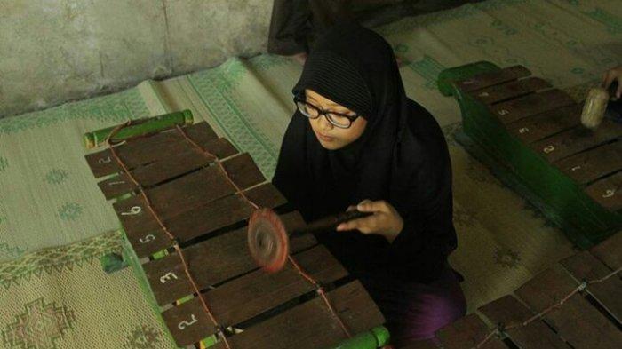 Sejunlah siswa yang berkunjung ke Desa Wisata Gabugan memainkan alat musik tradisional.