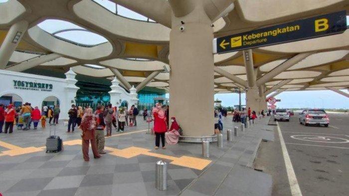 Suasana arus balik libur Natal 2020 dan Tahun Baru 2021 di Bandara YIA, Kulon Progo.