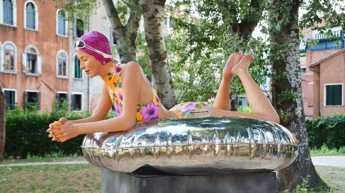 Saat di kolam renang atau pemandian umum, ban renang sering disediakan untuk wisatawan yang datang.