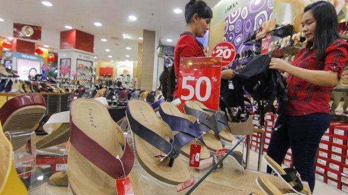 Dalam urusan berbelanja wanita kerap dianggap lebih boros daripada pria. Benarkah demikian?