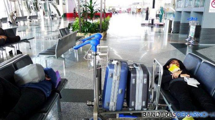 Selain lebih hemat, tidur di Bandara juga lebih praktis daripada harus terbangun tengah malam atau pagi-pagi buta hanya untuk mengejar pesawat.