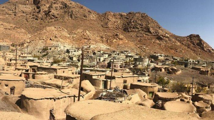 Desa Makhunik terletak di satu sudut terpencil di Provinsi Khorasan, Iran Selatan, dekat dengan perbatasan Afghanistan.