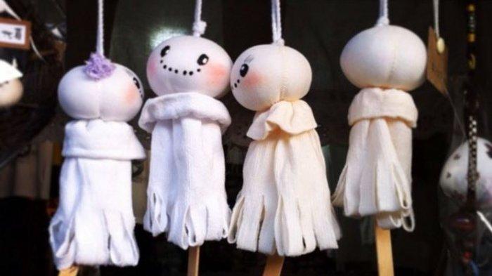 Teru-teru Bozu, boneka pemanggil hujan. Di beberapa tempat masih ada orang-orang yang masih percaya dengan tradisi, termasuk melakukan ritual mendatangkan hujan.