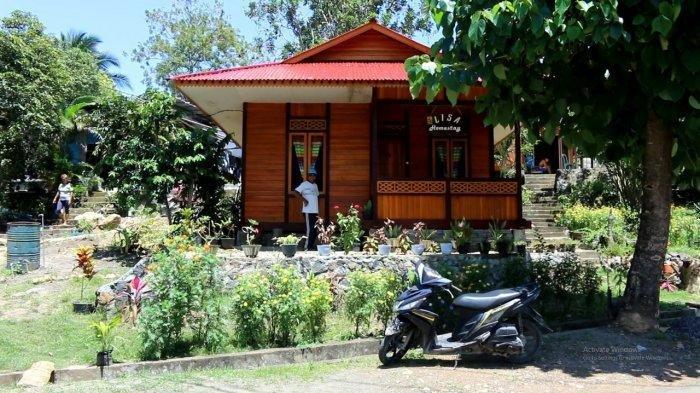 Bunga aneka warna memenuhi pekarangan home stay milik Ferry Rantung di Desa Marinsow, Kecamatan Likupang Timur, Kabupaten Minahasa Utara, Provinsi Sulawesi Utara, Selasa (2/3/2021).