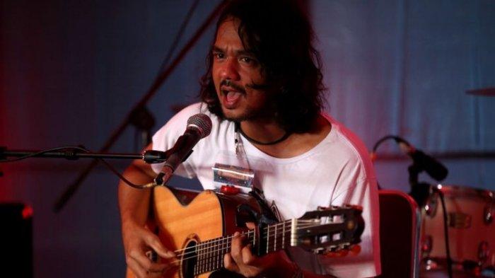 Jason Ranti tampil pada hari kedua Syncronize Fest 2017 di Gambir Expo Kemayoran, Jakarta, Sabtu (7/10/2017). Festival musik yang berlangsung hingga Minggu (8/10/2017) tersebut menampilkan beberapa musisi di antaranya ada Bangkutaman, Jason Ranti, Adhitya Sofyan, Float, Pee Wee Gaskins, Indische Party, dan Hello Dangdut.