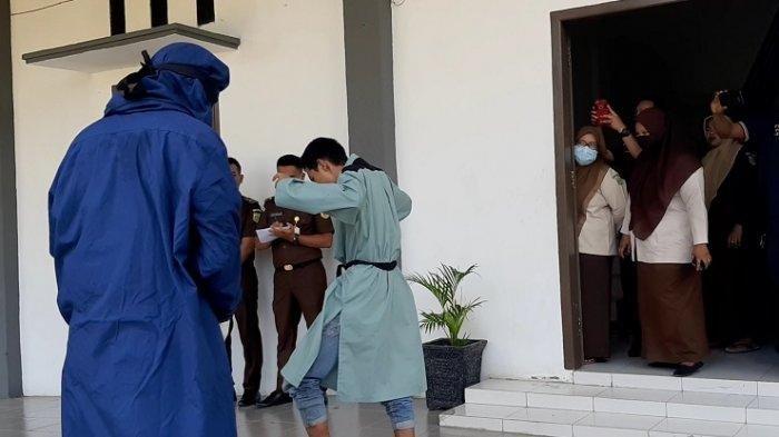 Lecehkan Anak di Bawah Umur, 2 Remaja di Pidie Dicambuk Masing-masing 100 Kali sampai Kesakitan