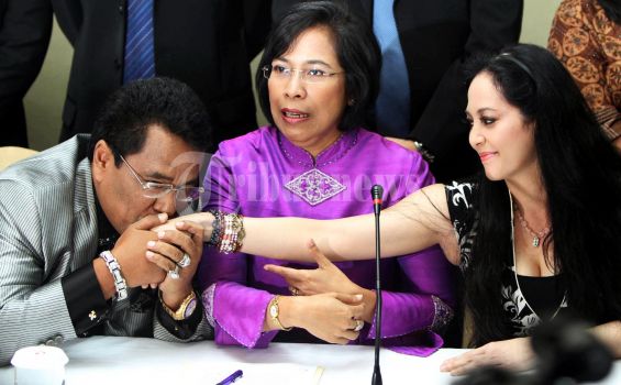 Hotman Paris Hutapea (kiri) mencium tangan Meriam Bellina (kanan) disaksikan penasehat hukum,Dwi Ria Latifa, saat jumpa pers di Hotel Atlet Century Jakarta Pusat, Senin (30/4/2012). Jumpa pers ini menandakan perdamaian antara Meriam Bellina dan Hotman Paris dengan sembilan kesepakatan serta pencabutan laporan polisi di Polda Metro Jaya. (TRIBUNNEWS/HERUDIN)