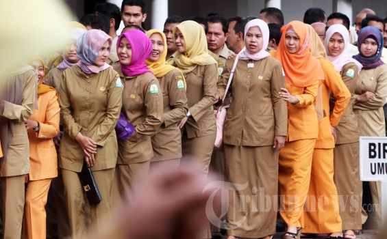Pegawai Negeri Sipil (PNS) di lingkungan Pemerintah Aceh antrean menunggu giliran untuk bersalaman dengan Gubernur Aceh, dr Zaini Abdullah pada apel perdana usai Lebaran Idul Fitri di Kantor Gubernur Aceh, Kamis (23/8/2012). (SERAMBI/BUDI FATRIA)