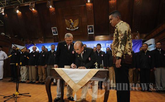 Sekjen PP Persatuan Bola Voli Seluruh Indonesia (PBVSI), Irjen Pol (Purn) Drs Yudi Sushariyanto menyaksikan penandatanganan berita acara pelantikan Ketua Umum Pengprov PBVSI Aceh, Irjen Pol Herman Effendi untuk masa bakti 2012-2016 di Anjong Mon Mata, Banda Aceh, Jumat (15/3/2013) malam. SERAMBI/M ANSHAR