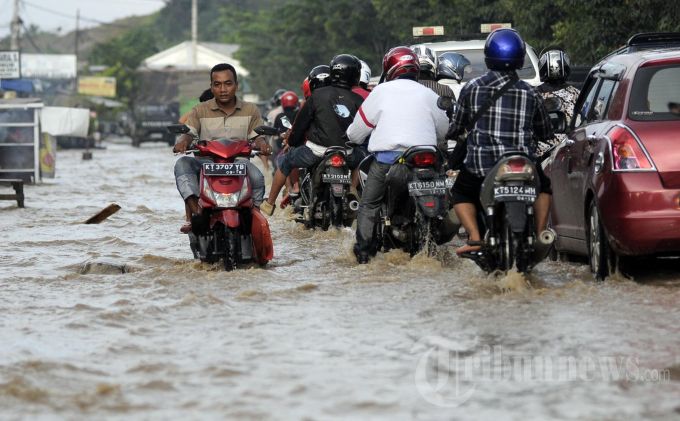 Terobos Genangan Air, Puluhan Motor Mogok