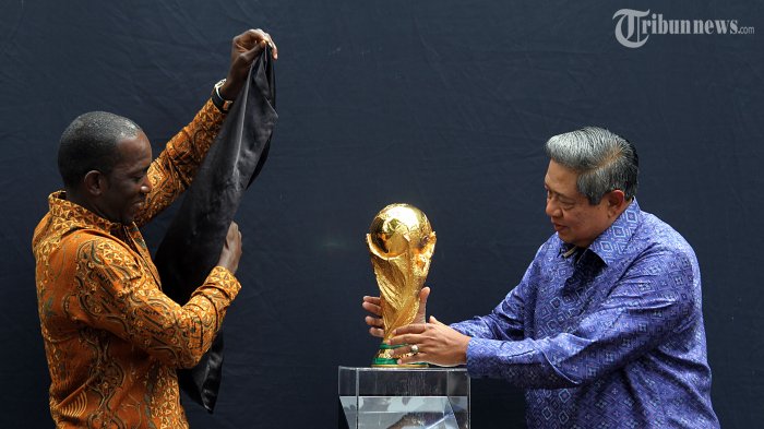 Coca Cola Dekatkan Trofi Piala Dunia ke Anak-anak Jalanan