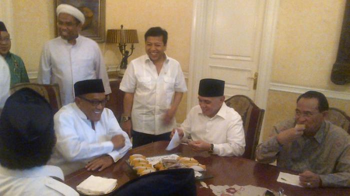 Prabowo-Hatta Sambangi Rumah Ical