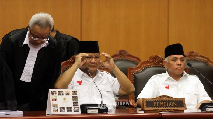 Calon Presiden dan Wakil residen nomor urut 1 Prabowo Subianto - Hatta Rajasa mengikuti sidang perdana Perselisihan Hasil Pemilhan Umum Presiden di Mahkamah Konstitusi, Jakarta, Rabu (6/8/2014). Pasangan Prabowo-Hatta menuntut agar MK membatalkan SK KPU yang menetapkan pasangan nomor urut 2 Joko Widodo - Jusuf Kalla sebagai Presiden terpilih dalam Pilpres 2014. (TRIBUNNEWS/DANY PERMANA)