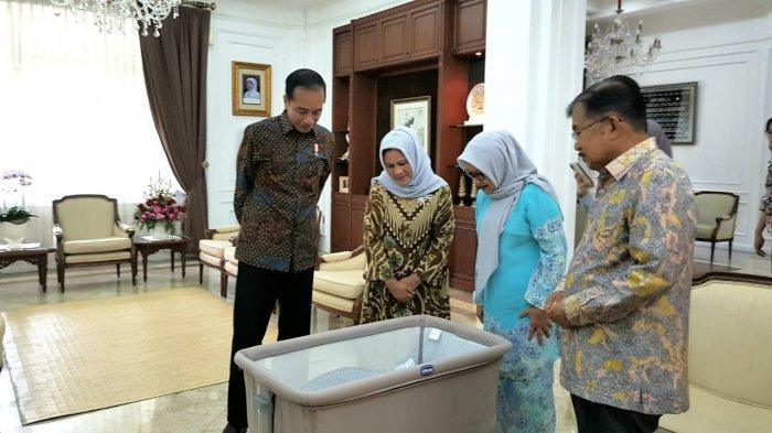 Presiden Jokowi Tengok Cucu Wapres JK