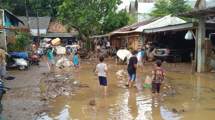 Pasca Banjir, Warga RT 09 Jati Padang Keluhkan Minimnya Bantuan Perlengkapan untuk Balita