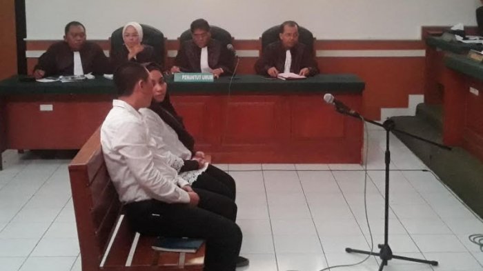 Suami-Istri Bos First Travel Saling Tatap Usai Divonis 20 dan 18 Tahun Penjara