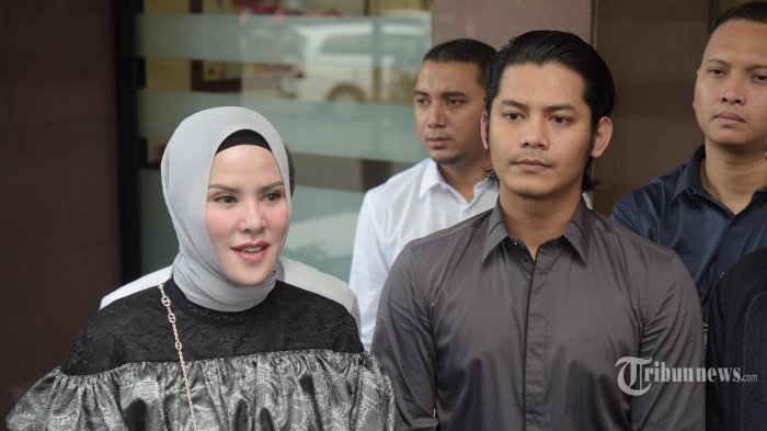 Artis Angel Lelga keluar dari Polres Metro Jakarta Selatan usai menghadiri gelar perkara, Rabu (19/12/2018). Angel Lelga menghadiri gelar perkara terkait penggerebekan yang dilakukan Vicky Prasetyo yang menuduhnya melakukan perzinahan. TRIBUNNEWS/HERUDIN