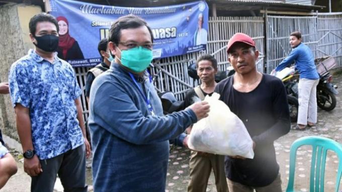 Herman Khaeron Turun Langsung Salurkan Bantuan untuk Masyarakat Terdampak Covid-19