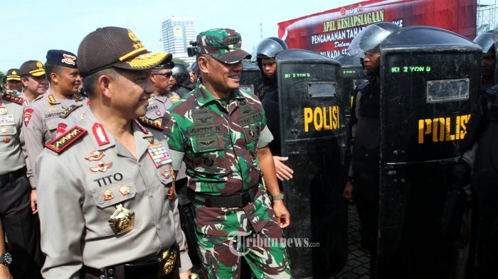 Kapolri dan Panglima TNI Kunjungi Misa Malam Natal di Lima Gereja